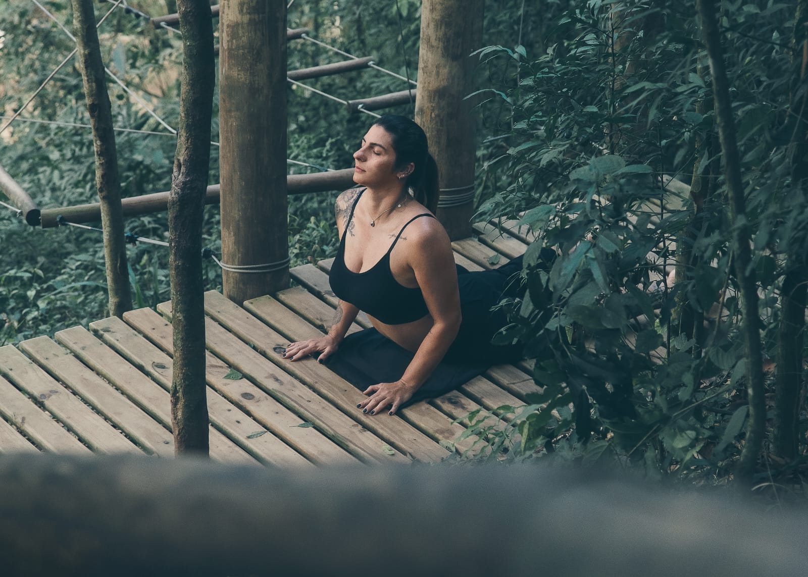 Carol Dainez em postura de yoga